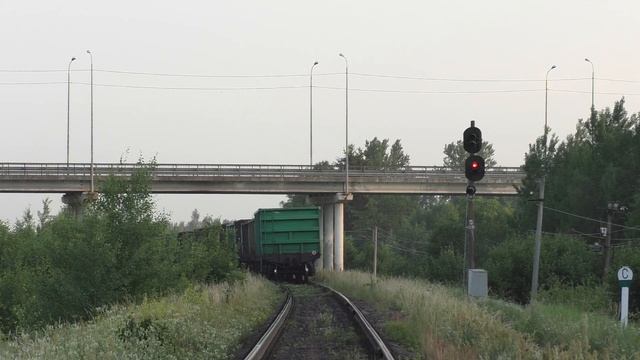 Входной – два жёлтых. Грузовой поезд заходит на станцию Любятово и встречный с цистернами