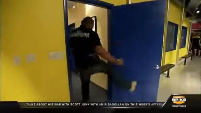 Как бойцы UFC открывают дверь