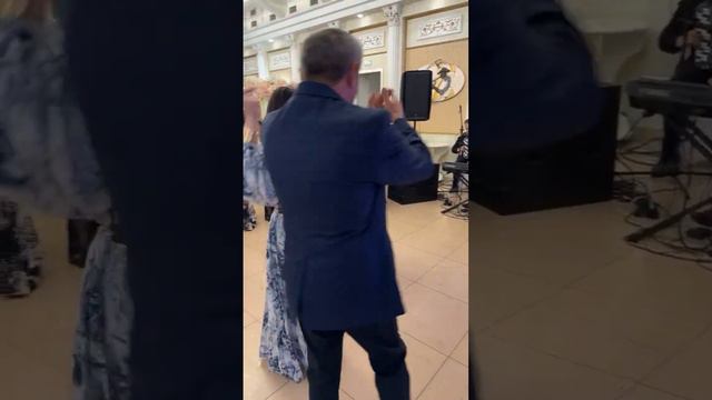Цыганочки танцуют