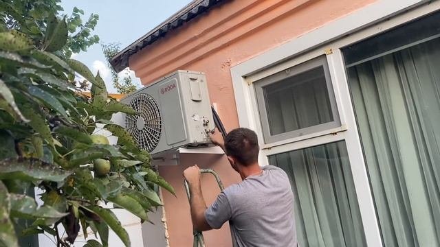 Установка бюджетной холодильной установки в холодильную камеру