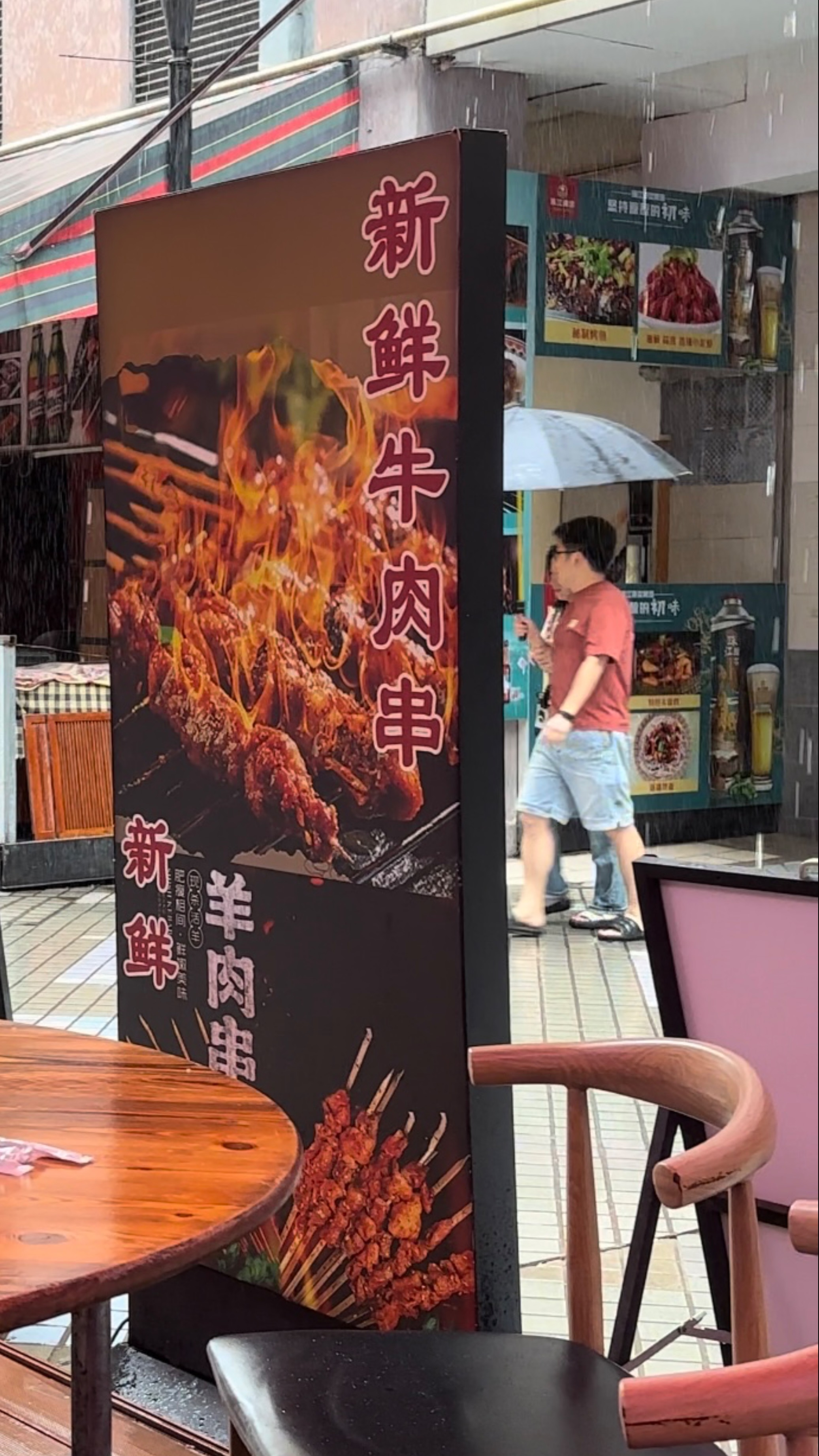 Горилла ест раков с чесноком в Шуньдэ🇨🇳 #china #китай #китайсейчас