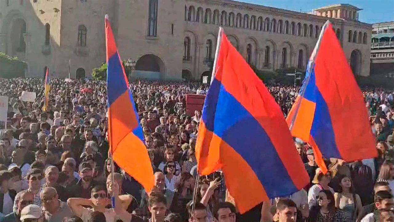 В Ереване десятки тысяч человек протестуют против односторонней делимитации границ с Азербайджано...