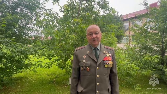 Сотрудники МЧС России поздравили ветеранов в Тымовском районе