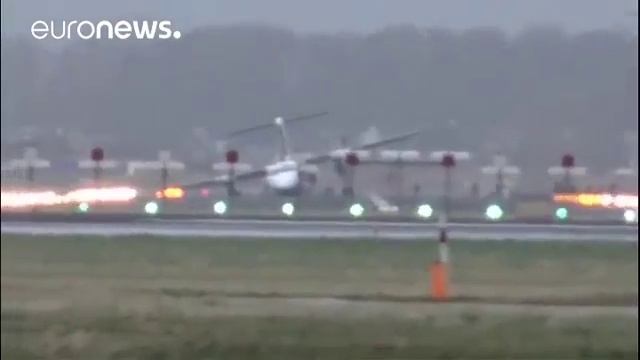В Амстердаме самолет выкатился за пределы посадочной полосы