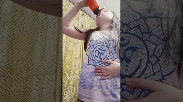 под эту музыку пробуй пить бутылку воды у меня не получается Так что ждите вторую часть