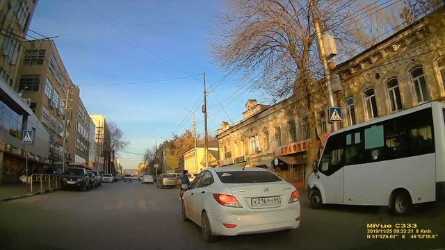 Лада XRAY по встречной на Радищева и Кутякова