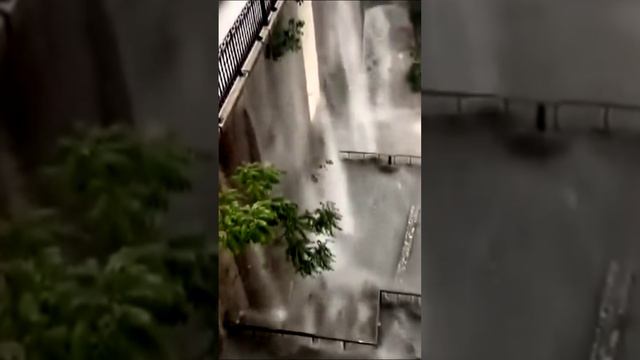 Вода падает с моста Алькое в Испании во время наводнения