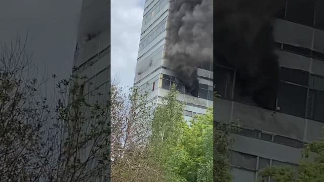 ‼️🇷🇺 Страшные кадры: крупный пожар в оборонном НИИ радиоэлектронной промышленности в Подмосковье
