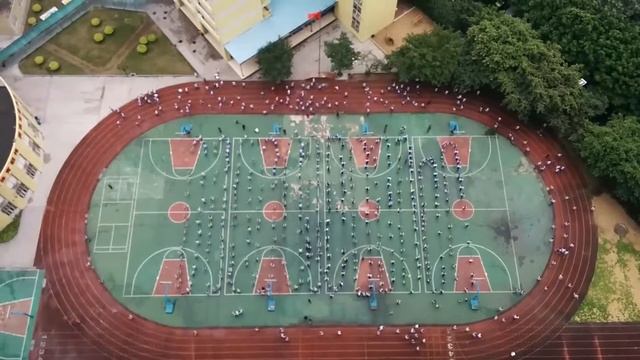 Гуанчжоу. Китайские школьники делают зарядку с утра