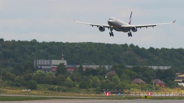 Эйрбас А330 авиакомпании Аэрофлот приземляется в аэропорту Шереметьево.
