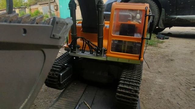 к700а везёт экскаватор на капитальный ремонт RC модель