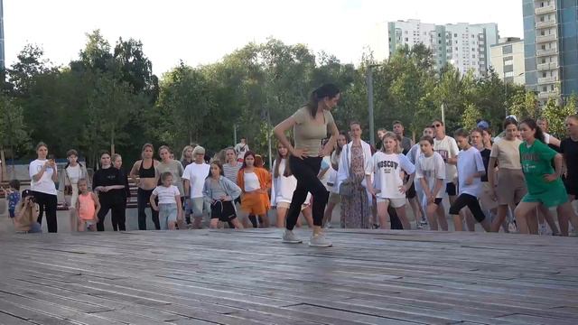 Евгения Медведева провела открытую тренировку в сквере Олимпийских чемпионов(Лето в Москве.Все на ул