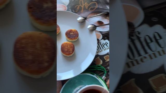 Сырники со сметаной,клубника,чай#еда #едимдома #едимвкусно #лайф #блоггер #лайфстайл #завтракдома😋
