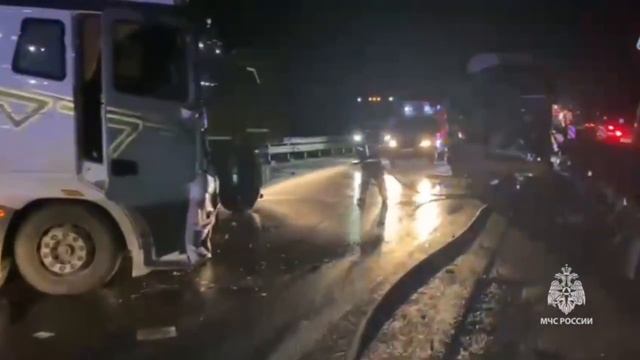 В Красносулинском районе автобус влетел в грузовик на трассе М-4. Пострадали три человека.
