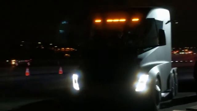 Tesla Semi acceleration. Tesla Semi разгоняется до 96,5 км/ч за 5 секунд