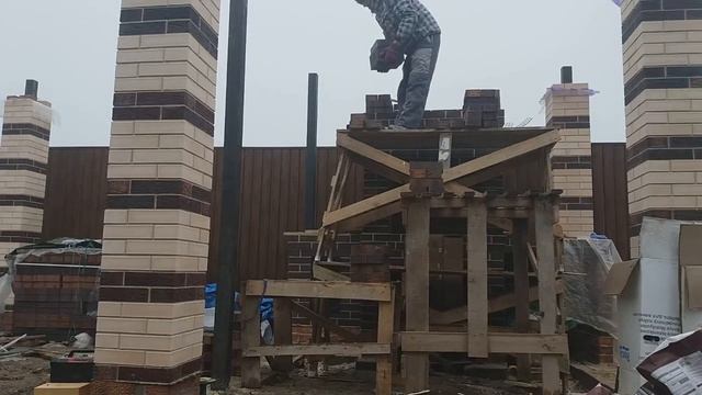 Как поднять кирпич на трубу