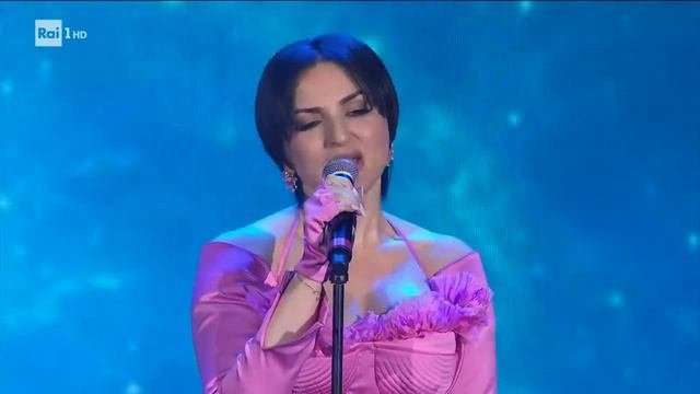 Sanremo 2024 - Arisa canta La notte dalla piazza di Sanremo