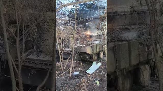 🇷🇺Российские дроноводы поразили замаскированный украинский танк Т-64, в результате чего началось