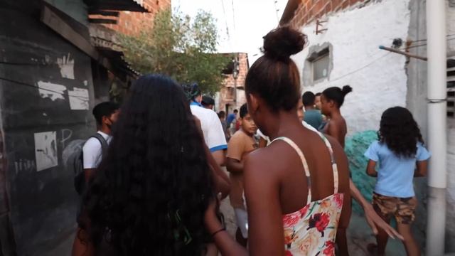 Playing BAREFOOT in Favelas ?