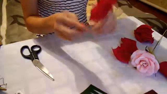 Роза из гофрированной бумаги с конфеткой/Букет из конфет