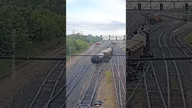 Крушение поезда произошло в Ривердейле, Иллинойс. С рельсов вагоны, включая один с опасными вещества