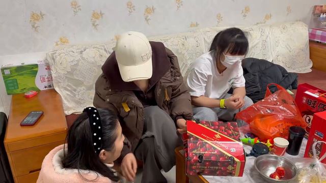 上海闺蜜来拜年 菜妈开心的说多个闺女 两姐妹偷偷用压岁钱送大礼