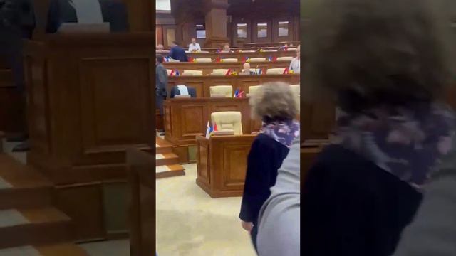🇲🇩«Долой Майю Санду»: депутаты от партии «Победа» сорвали заседание парламента Молдавии