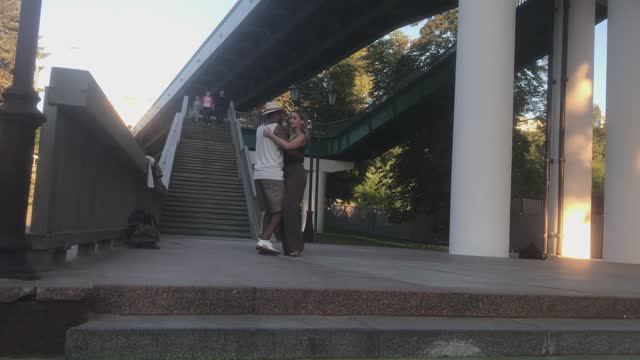 Негр и белая девушка танцуют в парке Горького в Москве