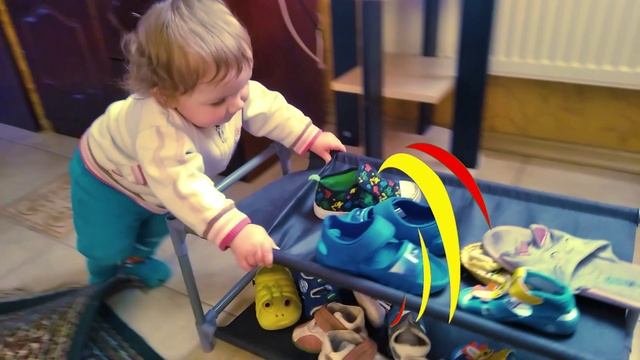 Малыши оседлали обувницу