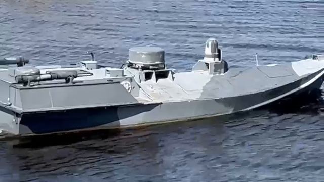 А вот тот самый морской дрон «SeaBaby», которым ударили по Крымскому мосту и кораблям РФ