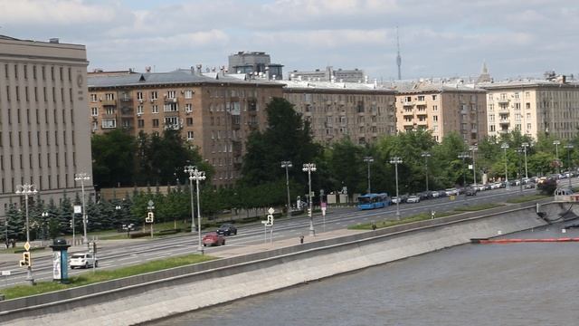 Вид с Андреевского моста на Москву- реку в хорошую погоду.