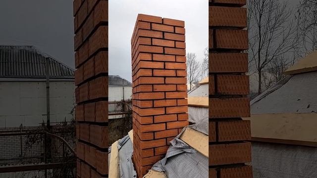 Рабочие моменты печника. Дымоход выведен.