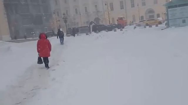 Сильный снегопад в Москве продлится весь день