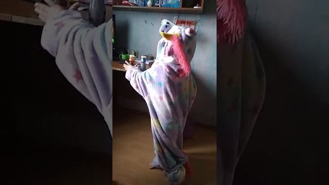 Маленький единорожка танцует