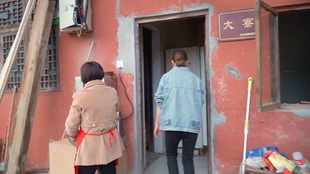 秋妹今天到寺裡求姻緣，為表誠意還去廚房幫忙，最後吃了頓齋飯【顏美食】