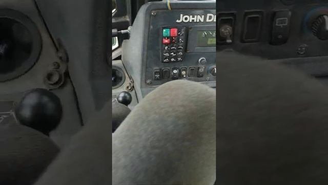 видеообзор экскаватора погрузчика Джондир 315 SL .