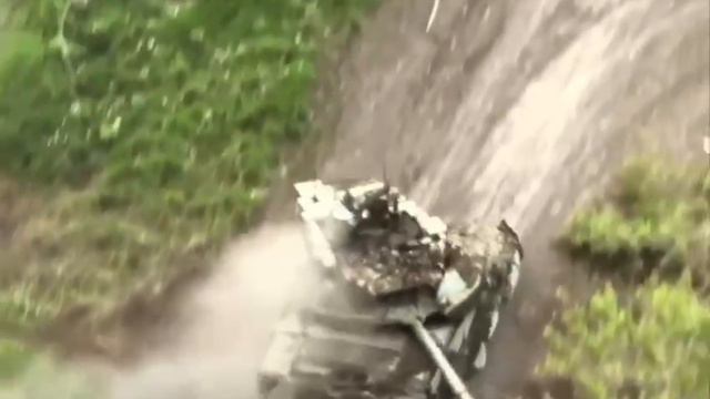 Т-90М «Прорыв» выдержал попадания двух вражеских дронов. И помчал дальше.