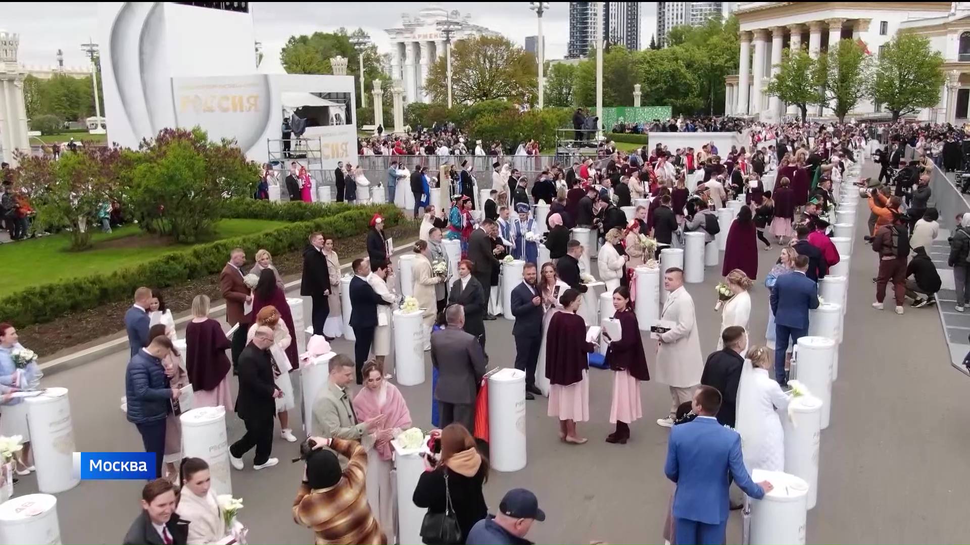 Три пары из Башкирии поженились на одном из самых массовых и многонациональных фестивалей в Москве н