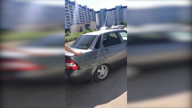 Фельдшеру пришлось отталкивать машину с пути скорой помощи