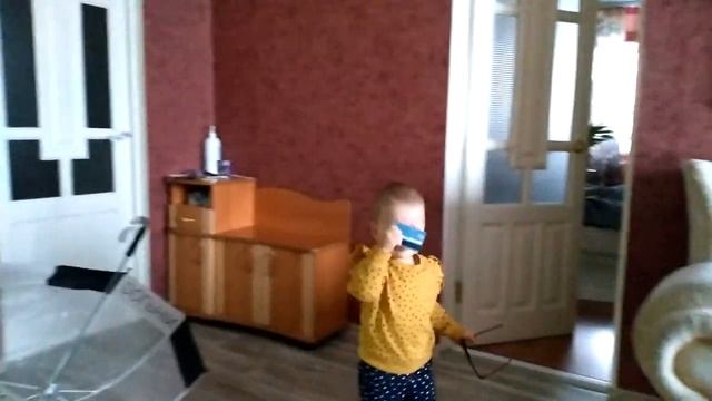 Внучка Полиночка, утро, зонтик и пока....mp4