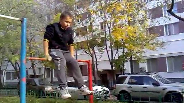 Подъемы двумя (ноги вместе,ноги врозь)