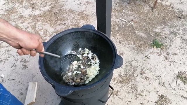 Участок с нуля. Строим дом. Делаем обналичку на окна. Готовим в казане.