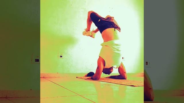 Yogi Miguel . Arm balance. Yoga