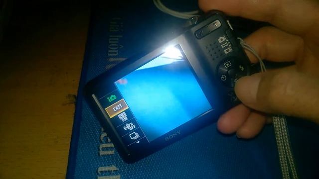 Bật nguồn truy cập thử menu của cái máy ảnh Sony Steadyshot DSC-W710