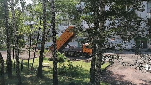 Ремонт Двора день 6 Разгрузка бордюров привоз щебенки планировка.mp4