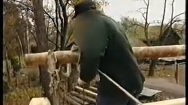 затягиваем брёвна лебёдкой из тонкомерных брёвен и верёвкой по лежням.