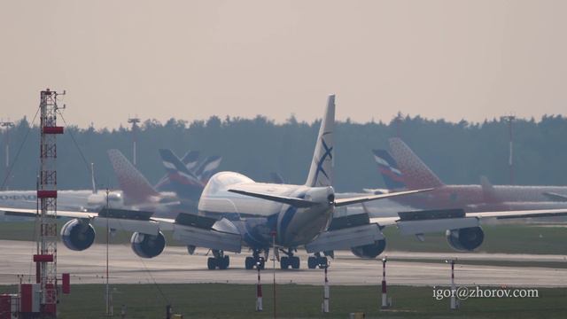 Грузовой Боинг 747 авиакомпании AirBridgeCargo приземляется в аэропорту Шереметьево.