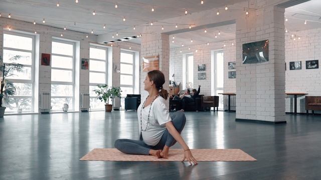 Йога для беременных. Асаны в первый, второй и третий триместр.
