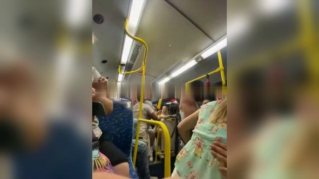 В троллейбусе мужчина начал избивать слушавших гимн России пассажиров