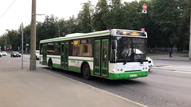 Автобус "96" (ЛиАЗ 5292.21) прибывает на остановку "Улица Мещерякова" на улице Свободы (12.09.2021)
